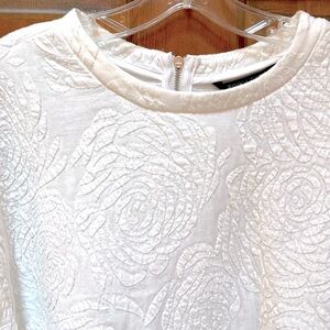 Banana republic white patterned pullover top. Longer tunic style.